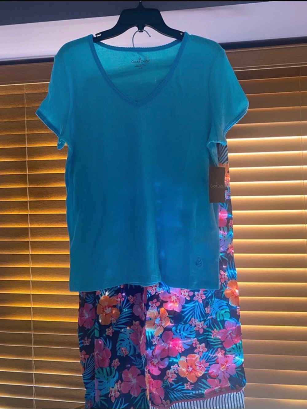 Cuddl Duds set Teal V-Neck Short Sleeve Top and capri pants
